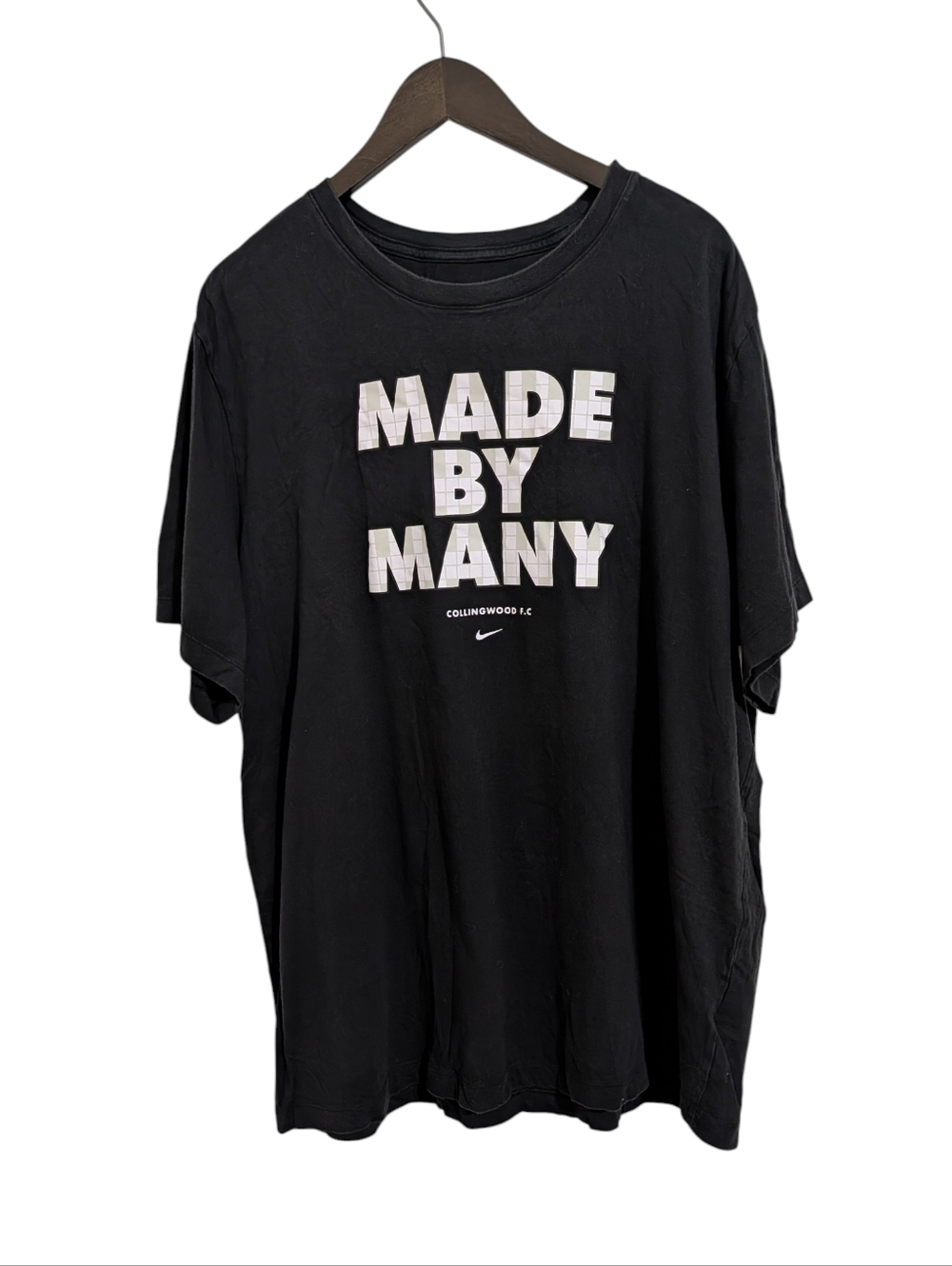 Nike Collingwood FC Black "Made By Many" Graphic Short Sleeve Tee XXL Magpies